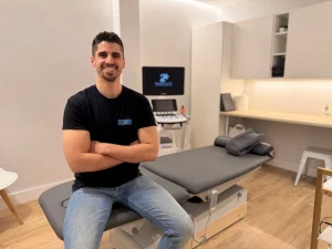 Mariano Caldés, fisioterapeuta en Las Rozas, preparado para tratamiento de punción seca en su clínica.