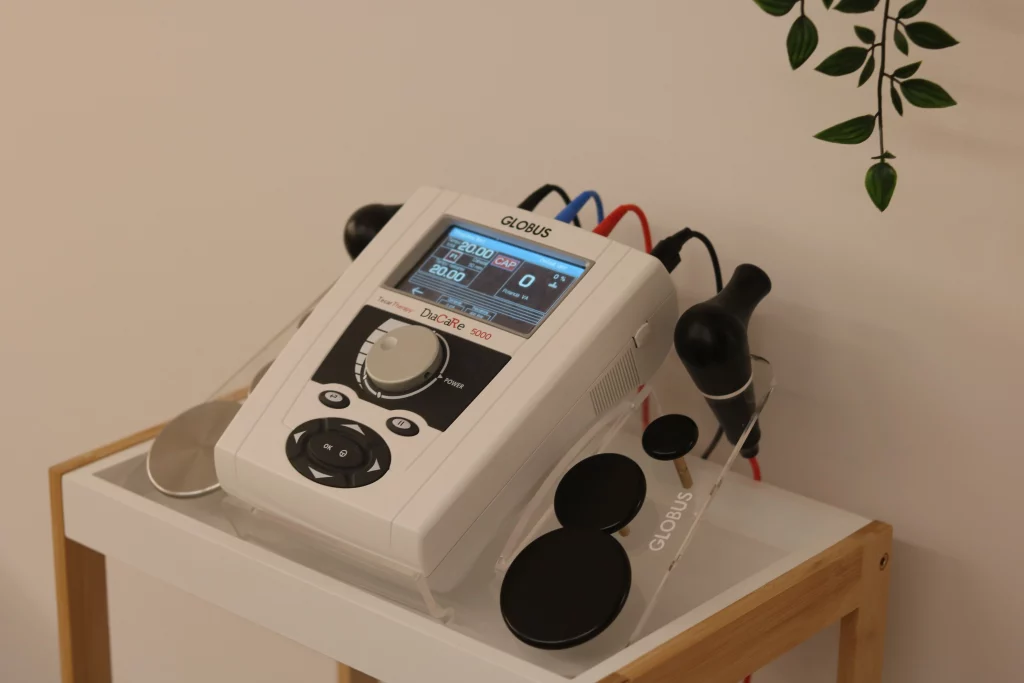 Equipo de diatermia y tecarterapia de alta resolución Globus en la clínica Mariano Caldés de Las Rozas.