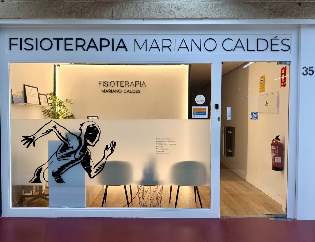 Fachada principal de la clínica de fisioterapia Mariano Caldés situada en el Zoco de Monterrozas, Las Rozas de Madrid.