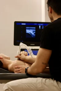 Mariano Caldés realizando una ecografía clínica en su consulta de Las Rozas.