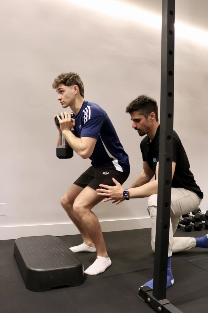 Paciente realizando ejercicios de readaptación funcional guiado por el fisioterapeuta Mariano Caldés en Las Rozas.