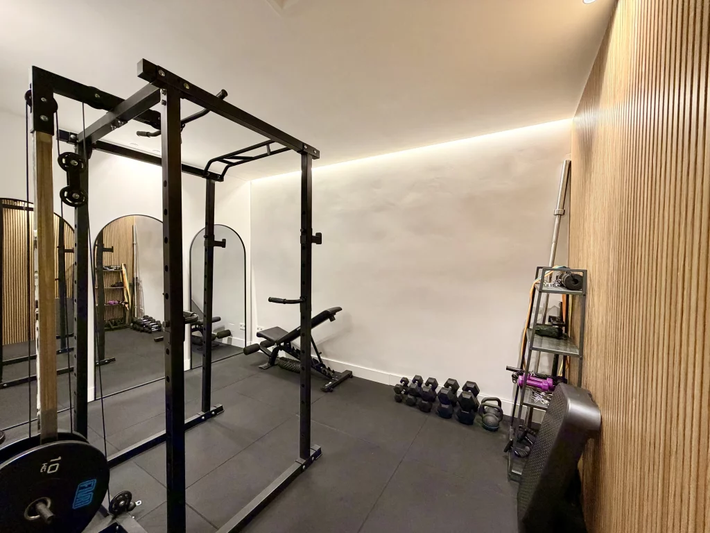 Sala de ejercicio terapéutico y readaptación de lesiones en la clínica Mariano Caldés de Las Rozas.