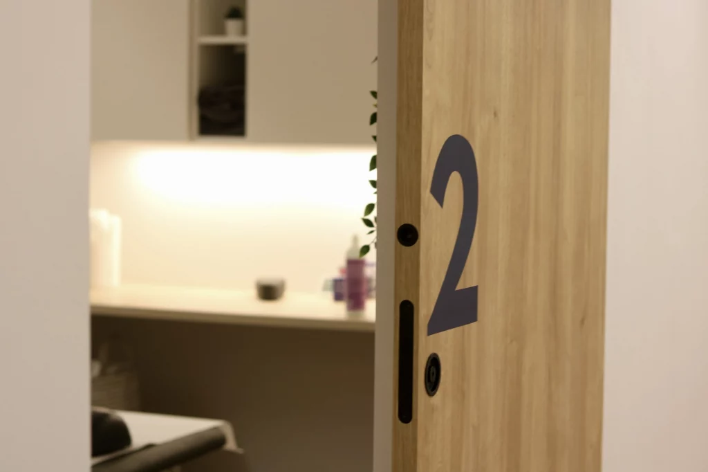 Sala de tratamiento privada y equipada con tecnología avanzada en la Clínica Mariano Caldés.