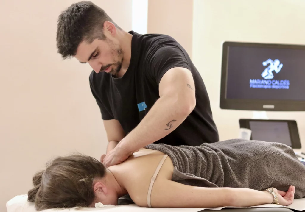 Mariano Caldés realizando un tratamiento manual de cervicales en su clínica de fisioterapia avanzada en Las Rozas.